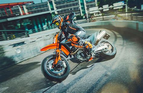 Naturally, the factory offers plenty of opportunities to boost that sticker with luggage and other. KTM 690 SMC R 2021