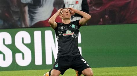 The match is a part of the dfb pokal. Werder Bremen Noten: Ludwig Augustinsson desolat gegen ...