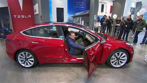 Lange Wartezeiten Tesla Tröstet Kunden Mit Model 3 Zum Anfassen N Tvde