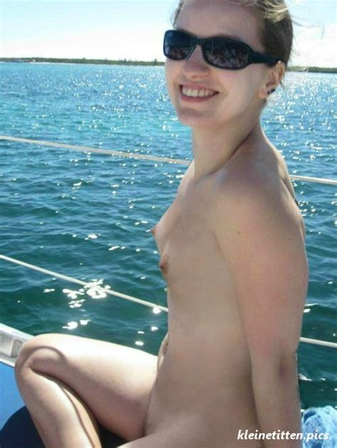 Nudistin Mit Kleiner Brust Kleine Titten Bilder