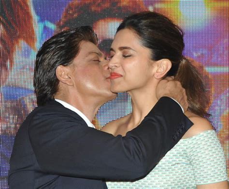 Pix Shah Rukh Deepika Go On A Kissing Spree Movies
