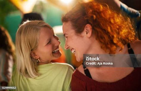 pareja de lesbianas bailando en la fiesta foto de stock y más banco de imágenes de lesbiana