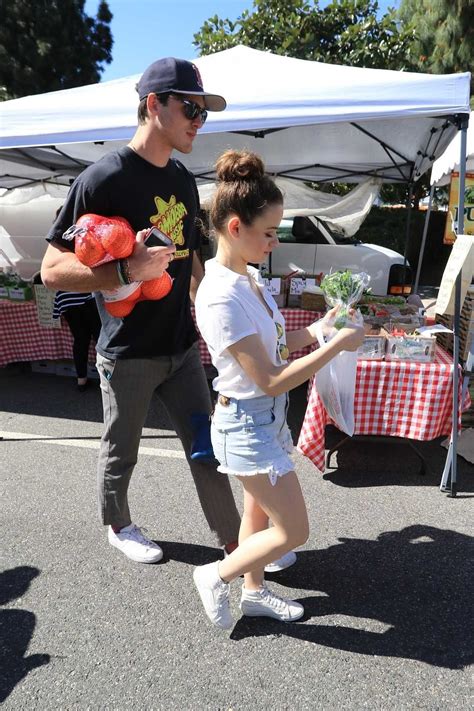 Know actress' bio, wiki, salary, net worth, including her dating life, boyfriend jacob elordi, married, parents & age, height, ethnicity, facts. Joey King Goes to the Farmers Market with Her Boyfriend in ...