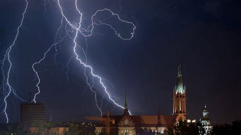 See lightning strikes in real time across the planet. Uwaga na burze: 10 zasad bezpiecznego zachowania w czasie burzy :: Magazyn :: RMF FM
