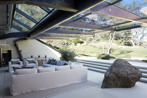 Los Angeles Hillside Villa Retreat With Daring Modern Architecture
