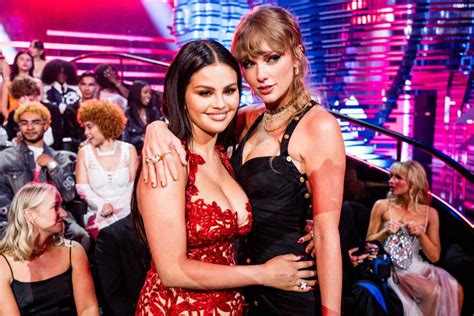 The Sweetest Photos Of Selena Gomez And Taylor Swift S Friendship Over The Years