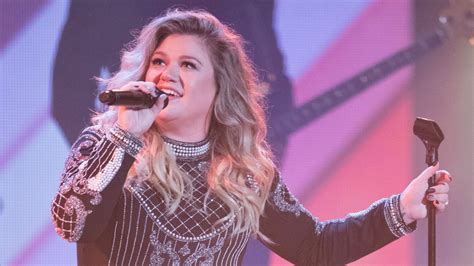 Kelly Clarkson Has Strong Words About Her Weight And Mental Health