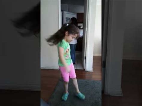 Menina dançando show das poderosas com 11 anos. Niña bailando chantaje de shakira y maluma 😂 - YouTube