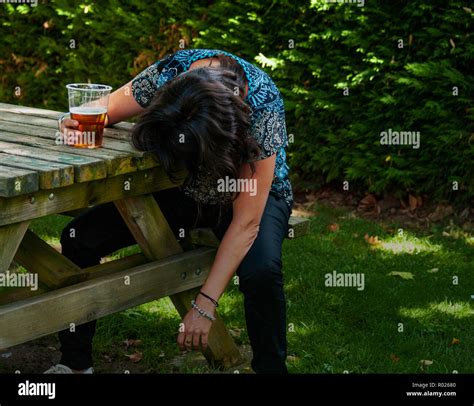 Drunk Woman Beer Fotos Und Bildmaterial In Hoher Auflösung Alamy