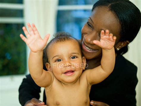 Una Madre Abrazando A Su Pequeño Bebé — Cara A Cara Animación Stock