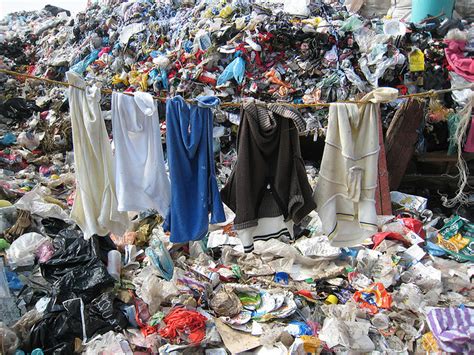 Clothes In Landfill Moiqut Mucho Más Que Una Tienda De Ropa