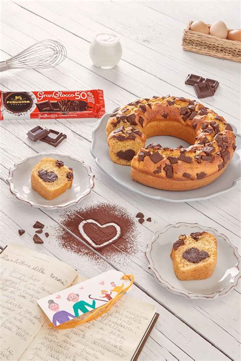 Ma lasciamo stare la leggenda e concentriamoci sulla cucina. Ciambellone della nonna con cuore di cioccolato, la ricetta