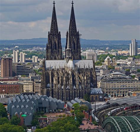 Dazu zählt auch die bauzeit des monumentalen gebäudes. Philharmonie und Kölner Dom Foto & Bild | köln, dom ...