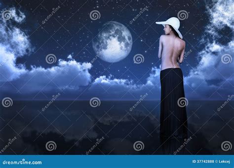 Mujer Desnuda Que Mira La Luna Foto De Archivo Imagen De Azul Negro