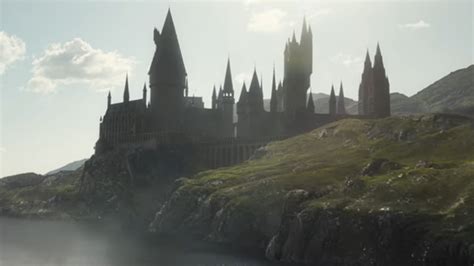 Fans React To Seeing Hogwarts Again In Fantastic Beasts 2 First Trailer