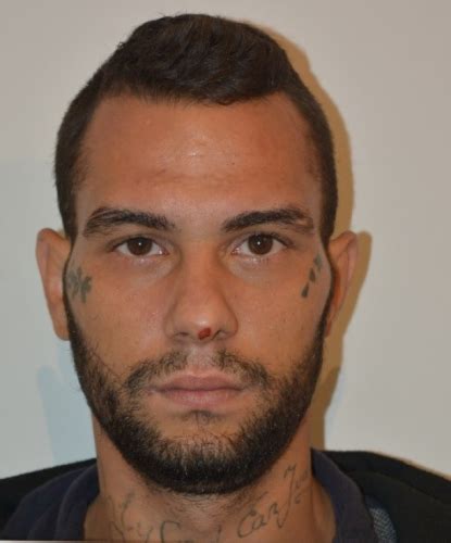 Rablás miatt keresi a rendőrség ezt a tetovált arcú férfit