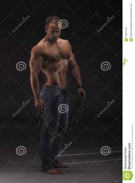 Hombre Atractivo Muscular Con La Cadena Grande Solamente En Vaqueros Cuerpo Masculino Desnudo