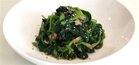 How to make korean food spinach side dish시금치나물 sigeumchi namul spinach recipe korean spinach recipe. How to Make a spinach korean side dish, si geum chi na ...