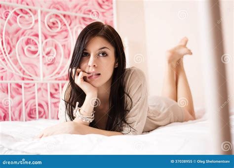 Belle Femme Dans La Chambre à Coucher Image Stock Image Du Beauté Fille 37038955