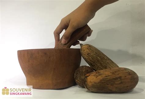Check 'belian' translations into english. cobe_dari_kayu_belian_souvenir_singkawang - Ini Multi
