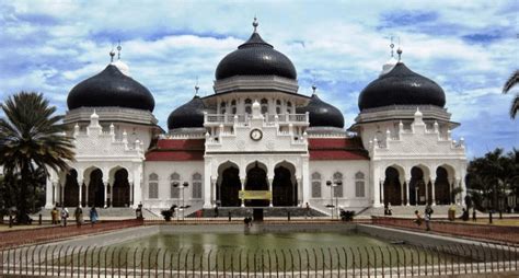 10 Masjid Terbesar Di Indonesia