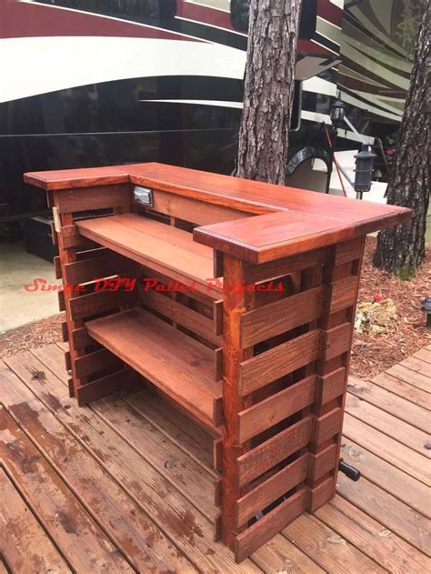 ' created decor' has a brilliant space saving idea for a deck … a flip up do it yourself outdoor bar! 15 Incredible Do It Yourself Pallet Ideas em 2020 | Bar de paletes, Balcão de paletes, Móveis de ...