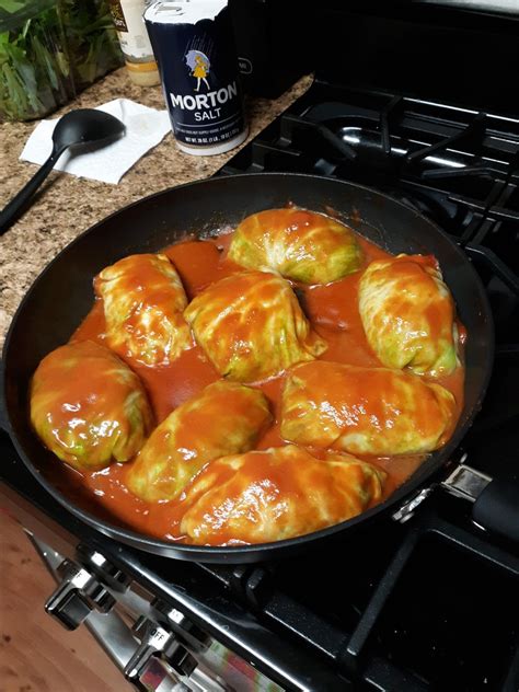 Mix beef, rice, 1/2 cup tomato sauce, garlic salt, pepper, onions and green pepper. Old Fashioned Stuffed Cabbage Rolls