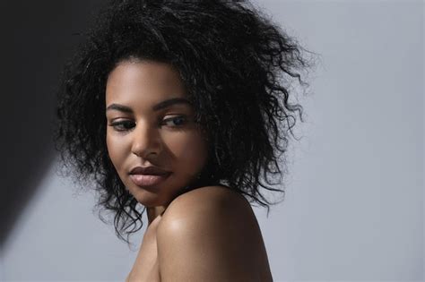Портрет красивой черной женщины с гладкой кожей на белом фоне Премиум Фото