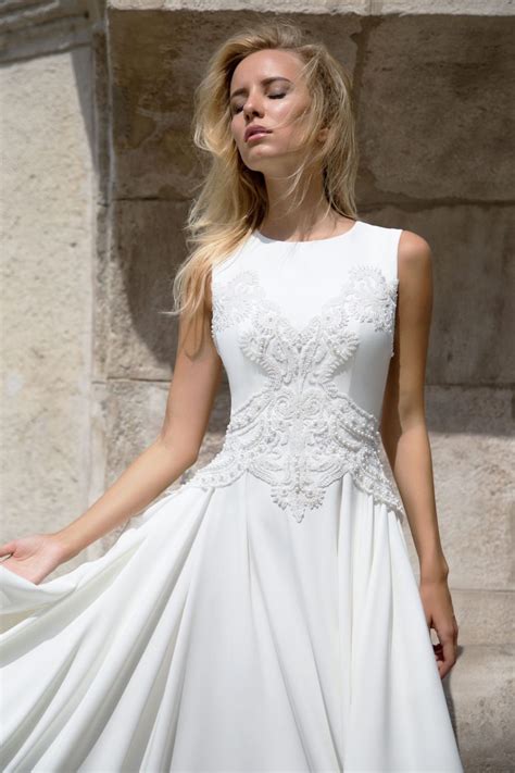 Robe de princesse, bohème ou tendance, découvrez notre sélection des plus belles robes de mariée de la saison, pour être somptueuse lorsque vous direz oui. Robe de mariée fluide en crêpe de soie - Oksana Mukha Paris