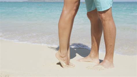 Pareja Bes Ndose En Un Rom Ntico Beso De Abrazo En La Playa Metrajes