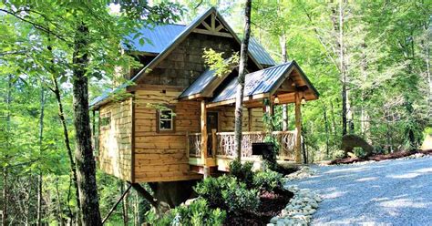Stay In A Treehouse In The Smoky Mountains Unique Cabin Rentals