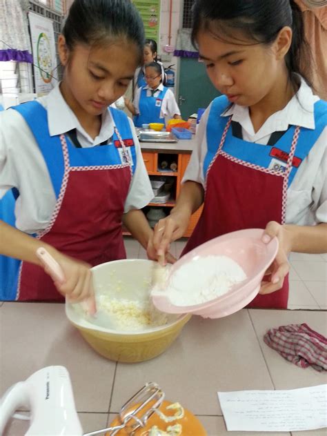 Lemak (marjerin) dan tepung digaul dengan menggunakan hujung jari sehingga menjadi sebuk. KLIK KH: PBS kaedah membuat Kek dan Biskut -3 BESTARI 2014