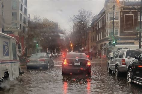 Heavy Rain Makes For A Soggy Christmas On Chicagos Streets Lakeview