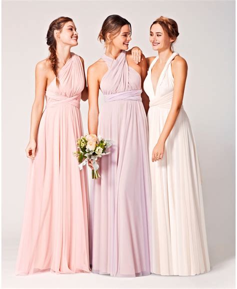 Maybe you would like to learn more about one of these? Lo que está in y out para tus damas de honor - ELLE : ELLE