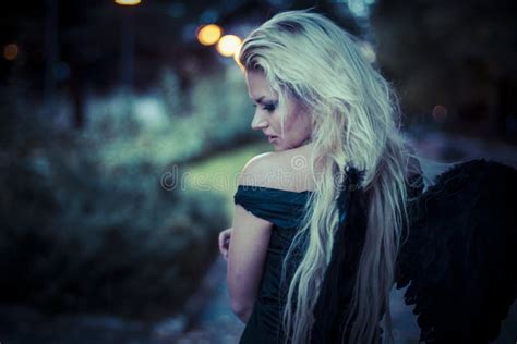 la jeune blonde sexy s est habillée en cuir noir avec la guitare électrique photo stock image