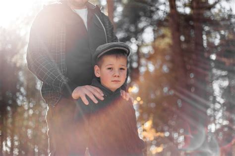 Padre E Hijo Abrazándose En El Parque De Otoño Con Poca Profundidad De