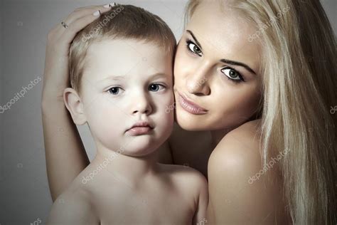 Молодая мать обнимает ребенка Красивая блондинка с маленьким сыном