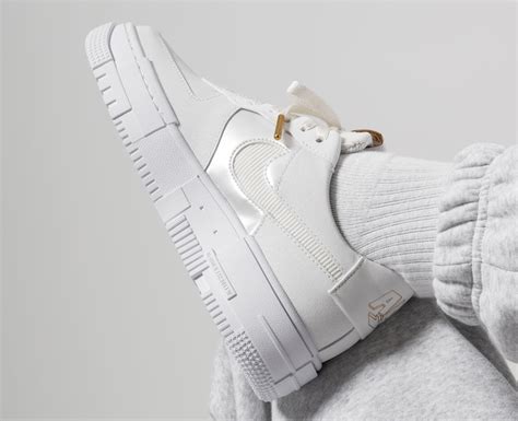 The overlays on the upper can also add support and durability. DC1160-100 : que vaut la Nike Air Force 1 AF1 Pixel White ...