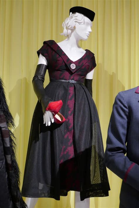 Handler star kate walsh reveals why she returned for season two. Kate Walsh The Umbrella Academy The Handler costume | Nice ...