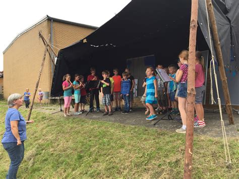 Klicken, um den originaltext zu. Schulfest - Ort des Lernens und des Lebens