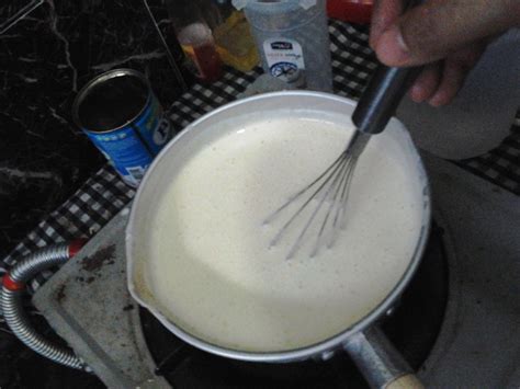 Tambahkan air pada whipped cream, lalu aduk hingga. Miftah's Way: Cara membuat es krim (tanpa alat)