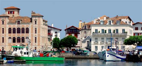 Localidad marinera, se ha convertido actualmente en un las calles más concurridas son la del port neuf, la más elegante de todas; The Saint-Jean-de-Luz city photos and hotels - Kudoybook