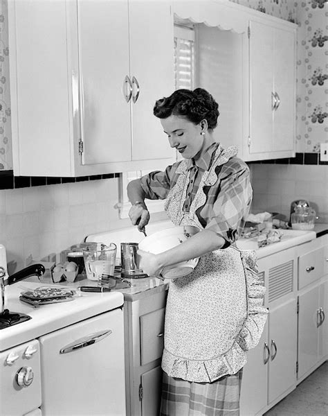 1950s Woman Housewife In Kitchen Apron Bath Towel By Vintage Images Pixels