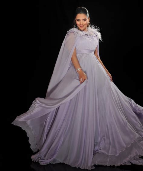 من تحته بعد هذا العناء الممتع وهنا ادركت نفسي فها هو الفجر يكاد أن يطل علينا وانه لا بد أن ارجع إلى مخدعي قبل أن يحس بي أحد. تفاصيل أناقة بلقيس فتحي أثناء حملها