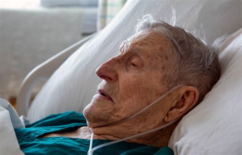 Picture Of Old Man In Hospital Bed Kremi Png