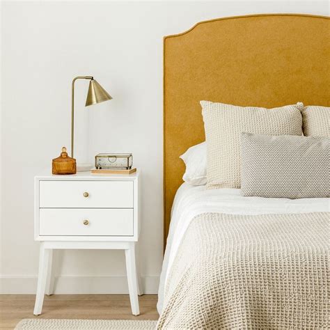 Classic mesita de noche blanca con dos cajones Kenay home Diseño de muebles Muebles de estilo