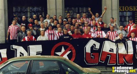Widzew hooligans arrived at the place, where łks fans were, in a large delivery truck and in one moment they jumped out of the vehicle and attacked a local rival … the post widzew attacks łks łódz. Cracovia — zgody, układy, kosy, grupy, grill i inne.