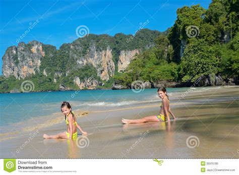 De Gelukkige Meisjes Spelen In Overzees Op Tropisch Strand Stock