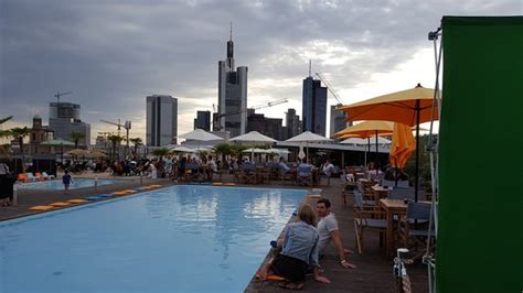 Über den dächern der stadt: Blick auf das Bankenviertel . . . - Bild von City Beach ...