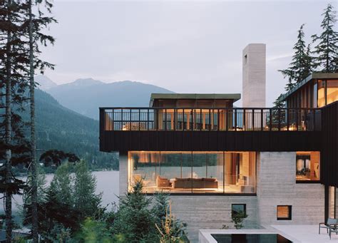 Una Casa De Madera Muy Moderna En Una Montaña De Los Bosques De Canadá
